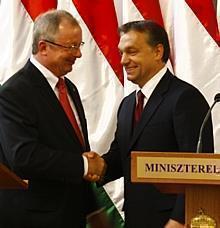 Viktor Orbán (rechts), ungarischer Premierminister, und Opel-Geschäftsführer Fertigung, Reinald Hoben, geben während einer gemeinsamen Pressekonferenz in Budapest die Erweiterung der Motorenproduktion im südungarischen Werk Szentgotthárd bekannt.